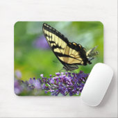 Gele en zwarte vlinder op lavender muismat (Met muis)