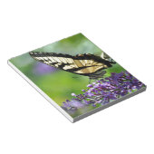 Gele en zwarte vlinder op lavender notitieblok (Schuin)