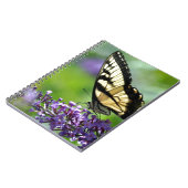 Gele en zwarte vlinder op lavender notitieboek (Linkerzijde)