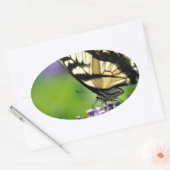 Gele en zwarte vlinder op lavender ovale sticker (Envelop)