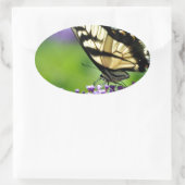 Gele en zwarte vlinder op lavender ovale sticker (Tas)