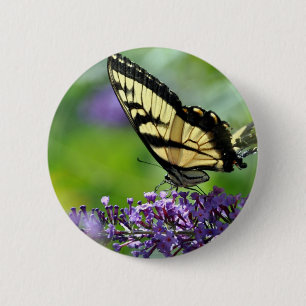 Gele en zwarte vlinder op lavender ronde button 5,7 cm