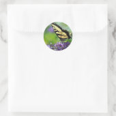 Gele en zwarte vlinder op lavender ronde sticker (Tas)