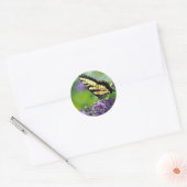 Gele en zwarte vlinder op lavender ronde sticker (Envelop)
