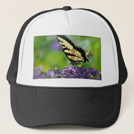 Gele en zwarte vlinder op lavender trucker pet (Voorkant)