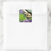 Gele en zwarte vlinder op lavender vierkante sticker (Tas)