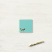Gele en zwarte vlinder post-it® notes (Op bureau)