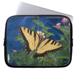 Gele en zwarte zwaluwstaartvlinder op een laptop sleeve