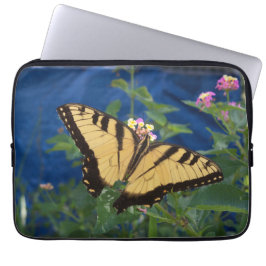 Gele en zwarte zwaluwstaartvlinder op een laptop sleeve