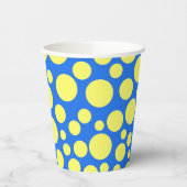 Gele erwten op een hemelsblauwe achtergrond papieren bekers (Links)