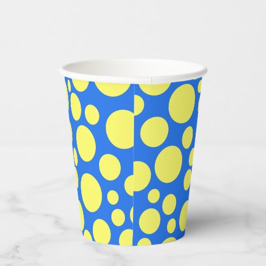 Gele erwten op een hemelsblauwe achtergrond papieren bekers (Rechts)