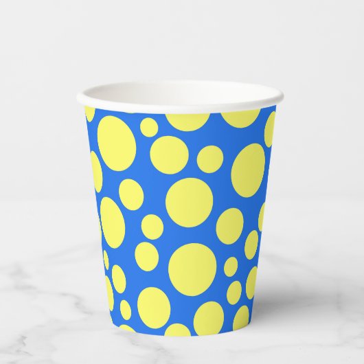 Gele erwten op een hemelsblauwe achtergrond papieren bekers (Voorkant)