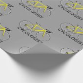 Gele fiets met cycoloog tekst op grijs cadeaupapier (Hoek)