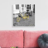 Gele fiets op kasseien canvas afdruk (Insitu (Woonkamer))