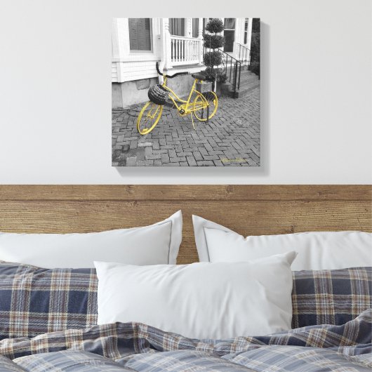Gele fiets op kasseien canvas afdruk (Insitu (Slaapkamer))
