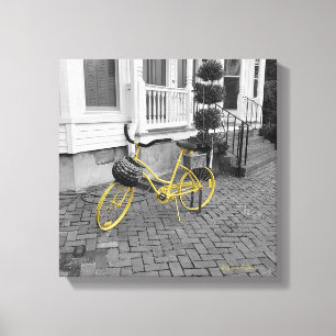 Gele fiets op kasseien canvas afdruk