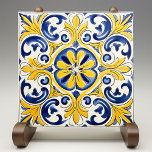 Gele Fleur-de-Lis Azulejo print Tegeltje<br><div class="desc">Voeg een vleugje mediterrane zon toe aan uw huis met onze Golden Fleur-de-Lis Azulejo Tegel Print. Dit prachtige stuk vangt de levendige schoonheid en ingewikkelde design van de iconische Portugese azulejos. De gewaagde goudgele en rijke koningsblauwe tinten worden geaccentueerd door delicate tinten van wit en sinaasappel, waardoor een warme en...</div>