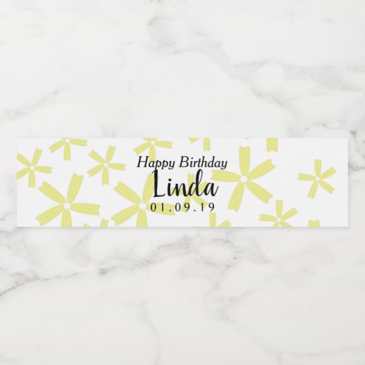 Gele Floral Daisy Happy Birthday Waterfles Etiket (Enkel label)