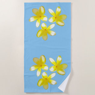 Gele Frangipanis Op Nevelig Blauw, Strandtowel Strandlaken