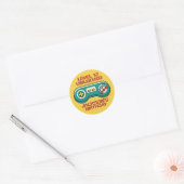 Gele gamer zonder vergrendelde Retro Gaming op zat Ronde Sticker (Envelop)