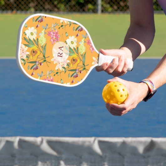 Gele gebloemde gepersonaliseerde initialen pickleball paddle (Insitu)