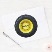 gele gepersonaliseerde naam tractor wielband ronde sticker (Envelop)