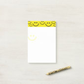 Gele gezichten post-it® notes (Op bureau)