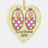 Gele Gingham Twin Girls Eerste Kerstmis Keramisch Ornament (Rechts)