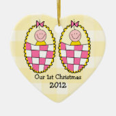 Gele Gingham Twin Girls Eerste Kerstmis Keramisch Ornament (Voorkant)