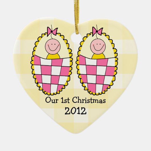 Gele Gingham Twin Girls Eerste Kerstmis Keramisch Ornament (Voorkant)