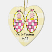 Gele Gingham Twin Girls Eerste Kerstmis Keramisch Ornament (Links)