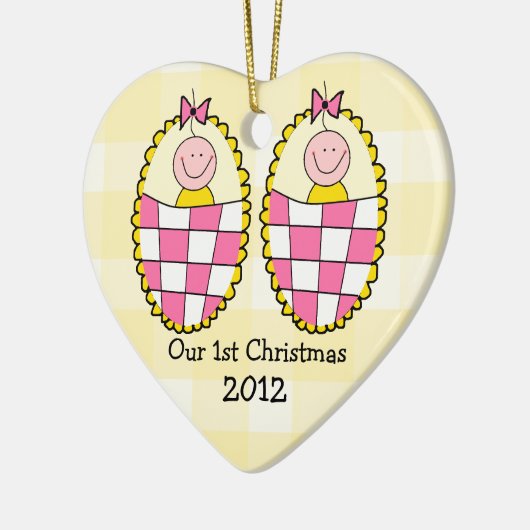 Gele Gingham Twin Girls Eerste Kerstmis Keramisch Ornament (Links)