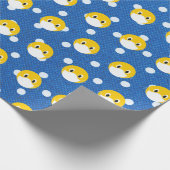 Gele glimlach gezicht met masker op polka dots cadeaupapier (Hoek)