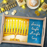 Gele Gold Hanukkah Menorah Shining Bright Quote Dienblad<br><div class="desc">"De hele nacht helder schitteren." Een close-upfoto van een heldere, kleurrijke, gele, gouden menorah-foto met blauwgroen accenten helpt je om in stijl op de feestdag van de Hanukkah te surfen. Voel de warmte en de vreugde van het vakantieseizoen als je deze prachtige, kleurrijke houten hanukkah-dienstrooster gebruikt. Dit dienstrooisel bestaat uit...</div>