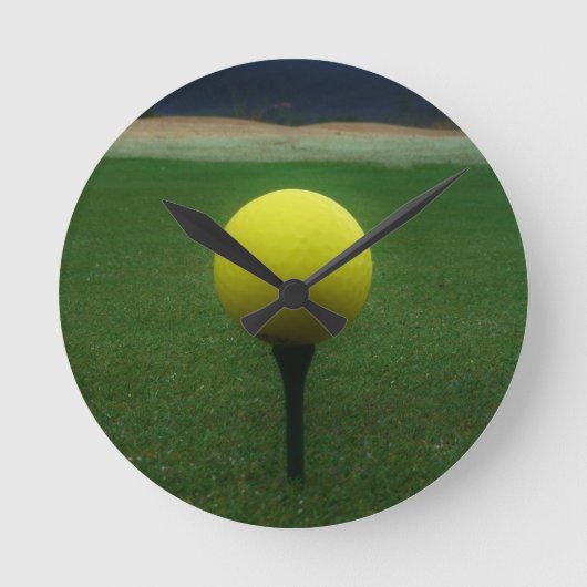 Gele Golfbal op een cursus van het berggolf Ronde Klok (Voorkant)