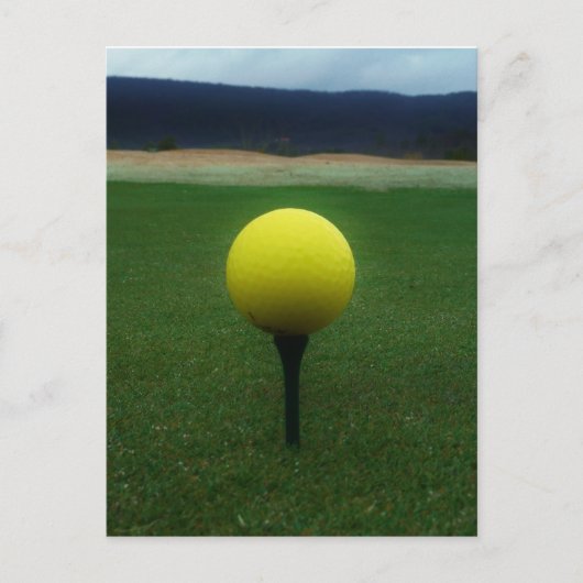 Gele Golfbal op een golfbaan in een berg Briefkaart (Voorkant)