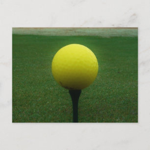 Gele Golfbal op een golfbaan in een berg Briefkaart
