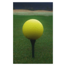 Gele Golfbal op een golfbaan in een berg