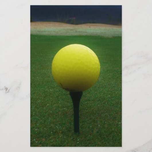 Gele Golfbal op een golfbaan in een berg Briefpapier (Voorkant)
