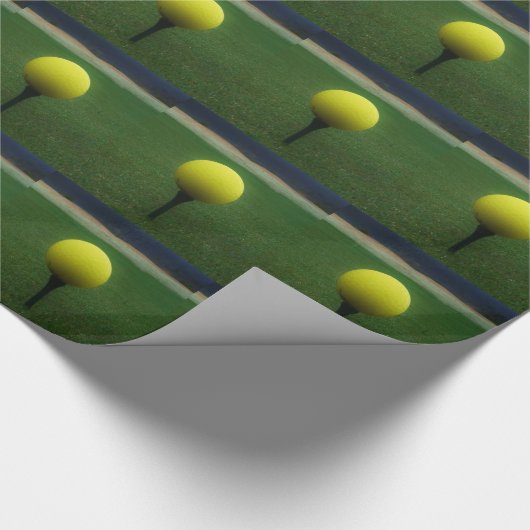 Gele Golfbal op een golfbaan in een berg Cadeaupapier (Hoek)