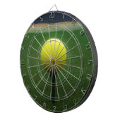 Gele Golfbal op een golfbaan in een berg Dartbord (Voorkant Rechts)