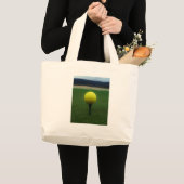 Gele Golfbal op een golfbaan in een berg Grote Tote Bag (Voorkant (product))