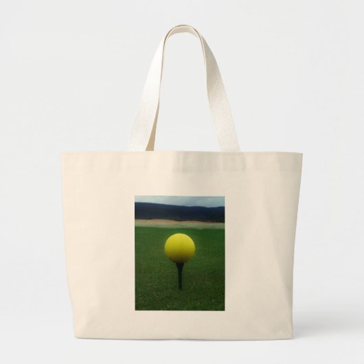 Gele Golfbal op een golfbaan in een berg Grote Tote Bag (Voorkant)