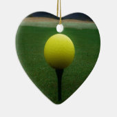 Gele Golfbal op een golfbaan in een berg Keramisch Ornament (Rechts)