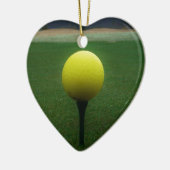 Gele Golfbal op een golfbaan in een berg Keramisch Ornament (Links)