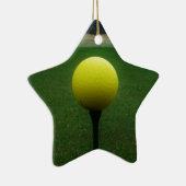 Gele Golfbal op een golfbaan in een berg Keramisch Ornament (Rechts)