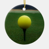 Gele Golfbal op een golfbaan in een berg Keramisch Ornament (Voorkant)