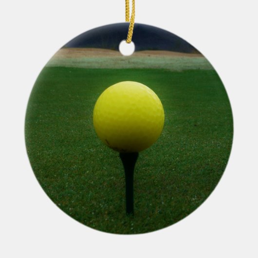 Gele Golfbal op een golfbaan in een berg Keramisch Ornament (Voorkant)