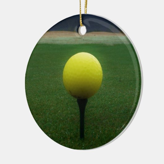 Gele Golfbal op een golfbaan in een berg Keramisch Ornament (Links)