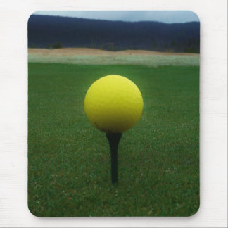 Gele Golfbal op een golfbaan in een berg Muismat